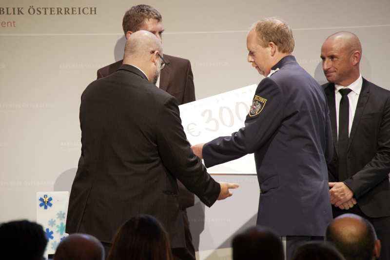 Übergabe Camillo Award an Peter Gunz Salzburg Referat Polizeiärztlicher Dienst
