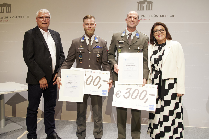 Von links: Gerhard Kubiczek Erste Hilfe AG, Patrick Weitersberger FAMB Hörsching, Christian Führst FAMB Hörsching, Alexandra Tanda Medi Trans