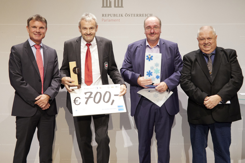 Von rechts: Präsident des BVRD.at Erwin Feichtelbauer, Christoph Redelsteiner FH St. Pölten, Hans-Peter Polzer Rotes Kreuz Burgenland