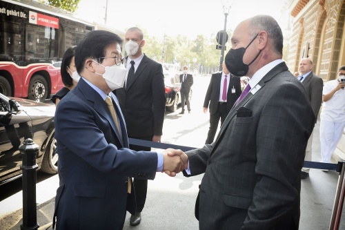 Begrüßung vor dem Palais Epstein, von links: Präsident der Nationalversammlung der Republik Korea Byeong-Seug Park, Nationalratspräsident Wolfgang Sobotka (ÖVP)
