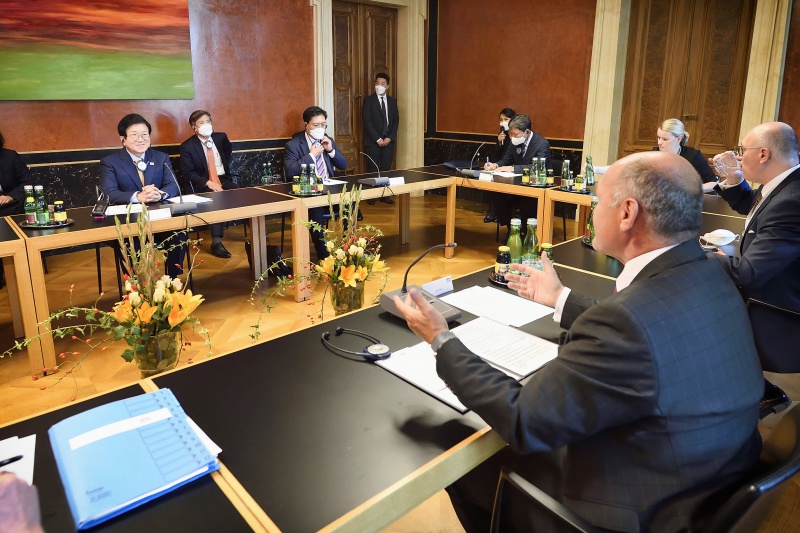 Arbeitsgespräch, von links: Präsident der Nationalversammlung der Republik Korea Byeong-Seug Park, Nationalratspräsident Wolfgang Sobotka (ÖVP)