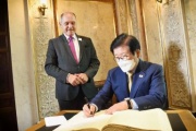 Eintrag ins Gästebuch, von links: Nationalratspräsident Wolfgang Sobotka (ÖVP), Präsident der Nationalversammlung der Republik Korea Byeong-Seug Park