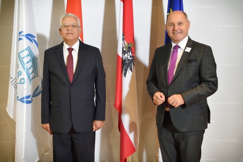 Fahnenfoto.Von links: Parlamentspräsident der Arabischen Republik Ägypten Hanafy Ali Gebali, Nationalratspräsident Wolfgang Sobotka (ÖVP)