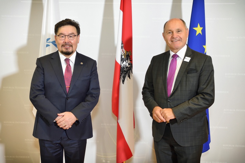 Fahnenfoto. Von links: Mongolischer Parlamentspräsident Gombojav Zandanshatar, Nationalratspräsident Wolfgang Sobotka (ÖVP)