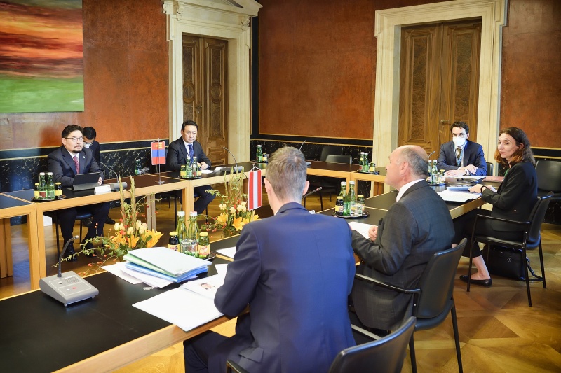 Mongolischer Parlamentspräsident Gombojav Zandanshatar (links) und Nationalratspräsident Wolfgang Sobotka (ÖVP) (3. von rechts) wärend des Arbeitsgespräches