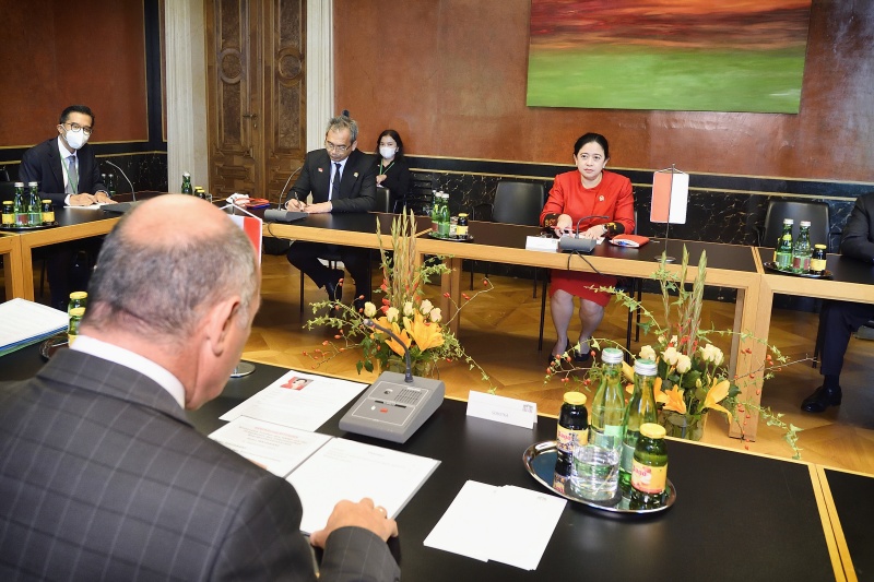 Arbeitsgespräch. Im Vordergrund Nationalratspräsident Wolfgang Sobotka (ÖVP) im Gespräch mit der Präsidentin des Indonesischen Repräsentantenhauses Puan Maharani (rechts)