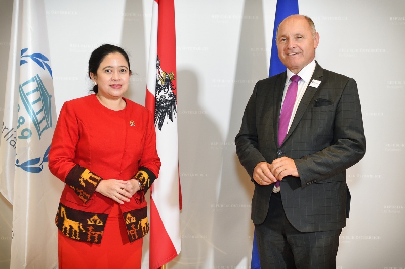 Fahnenfoto Von links: Präsidentin des Indonesischen Repräsentantenhauses Puan Maharani, Nationalratspräsident Wolfgang Sobotka (ÖVP)