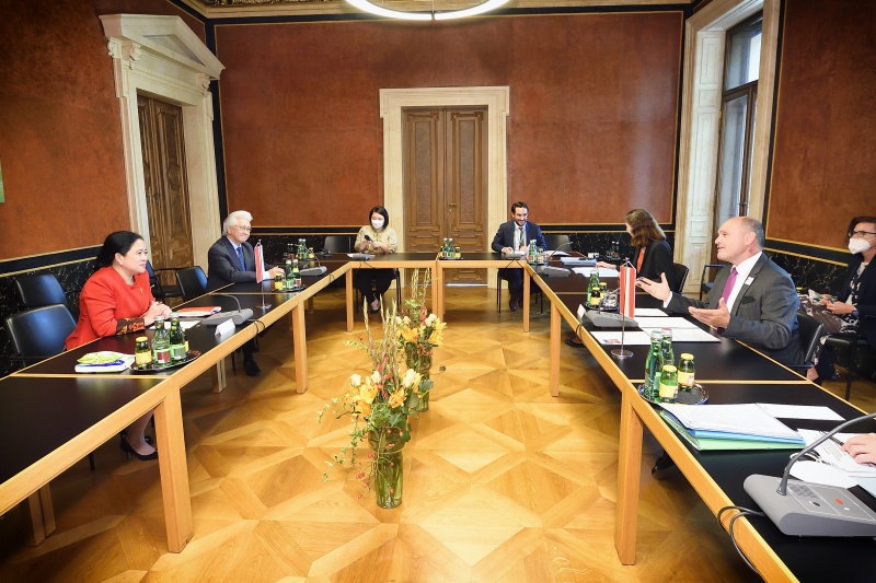 Arbeitsgespräch. Präsidentin des Indonesischen Repräsentantenhauses Puan Maharani (links) im Gespräch mit Nationalratspräsident Wolfgang Sobotka (ÖVP) (rechts)