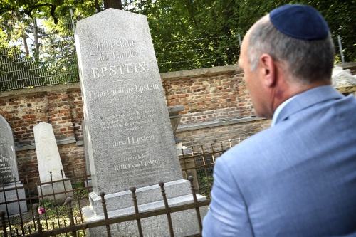 Nationalratspräsident Wolfgang Sobotka (ÖVP) beim Epstein-Grab