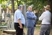 Von links: Ariel Muzikant, Nationalratspräsident Wolfgang Sobotka (ÖVP), Gemeinderätin Jennifer Kickert beim Rundgang durch den Friedhof