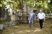 Von links: Nationalratspräsident Wolfgang Sobotka (ÖVP), Ariel Muzikant beim Rundgang durch den Friedhof