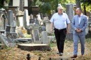 Von links: Ariel Muzikant, Nationalratspräsident Wolfgang Sobotka (ÖVP) beim Rundgang durch den Friedhof