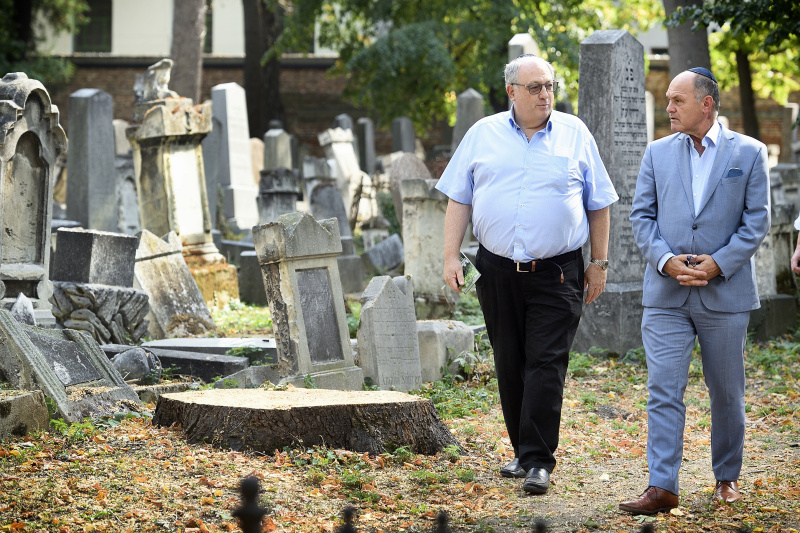 Von links: Ariel Muzikant, Nationalratspräsident Wolfgang Sobotka (ÖVP) beim Rundgang durch den Friedhof