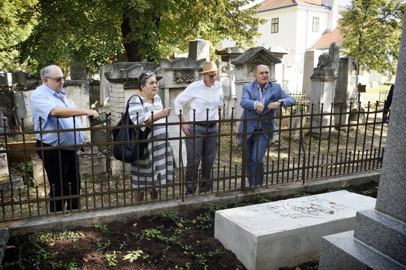 Von links: Ariel Muzikant, Nationalratsabgeordnete Eva Blimlinger (GRÜNE), Gemeinderätin Jennifer Kickert, Nationalratspräsident Wolfgang Sobotka (ÖVP) beim Epstein-Grab