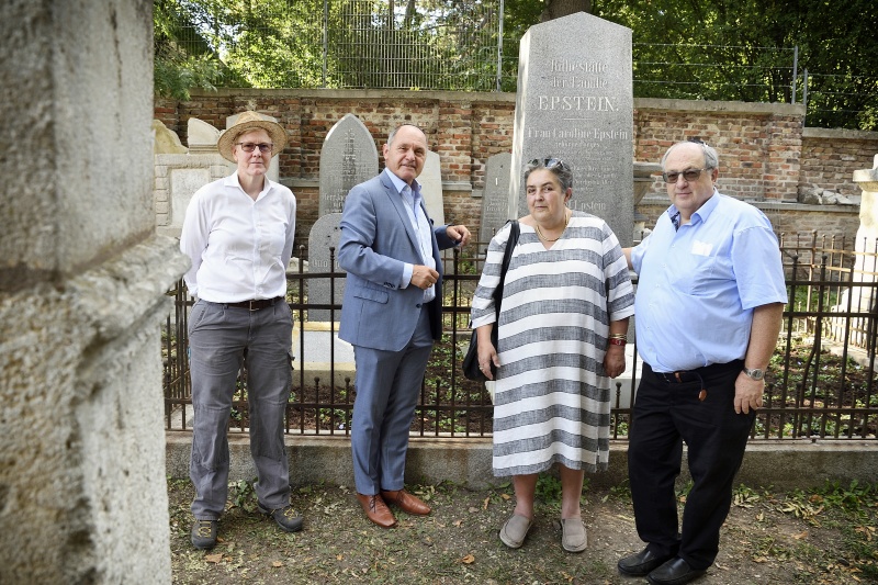 Von links: Gemeinderätin Jennifer Kickert, Nationalratspräsident Wolfgang Sobotka (ÖVP), Nationalratsabgeordnete Eva Blimlinger (GRÜNE), Ariel Muzikant beim Epstein-Grab