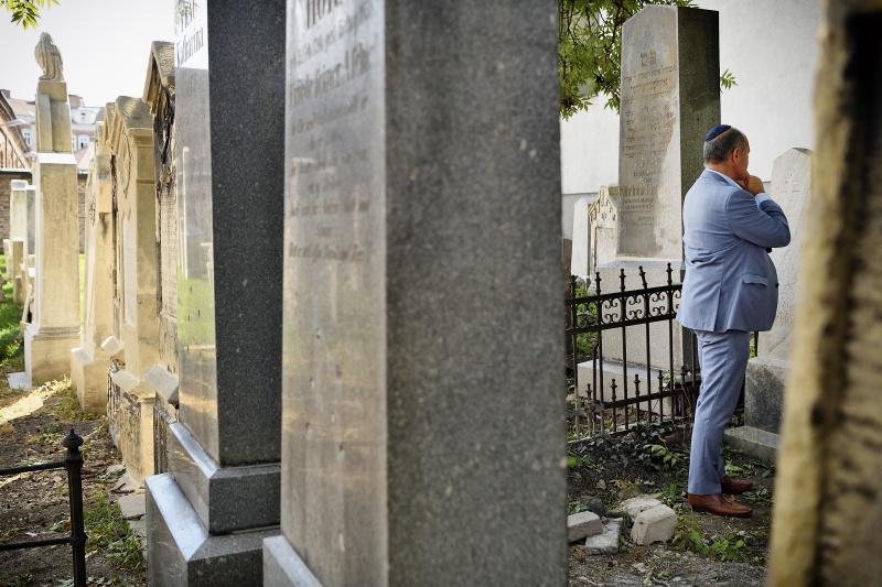 Nationalratspräsident Wolfgang Sobotka (ÖVP) beim Rundgang durch den Friedhof