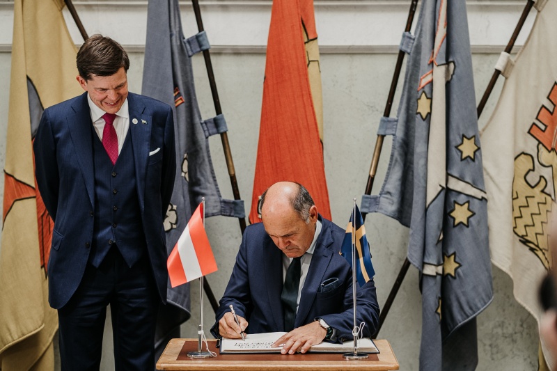 Besuch des Riksdags. Von links: Präsident des Riksdags Andreas Norlén, Nationalratspräsident Wolfgang Sobotka (V) beim Eintrag in das Gästebuch