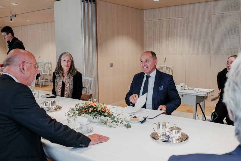 Aussprache zwischen  EU-Minister Hans Dahlgren (links) und Nationalratspräsident Wolfgang Sobotka (V) (rechts)