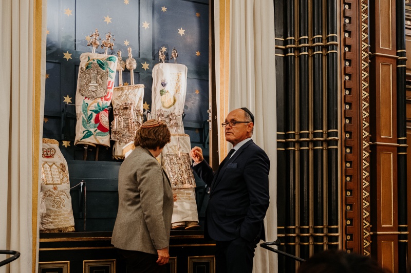 Besuch der Großen Synagoge - Nationalratspräsident Wolfgang Sobotka (V) bei einer Führung durch die Synagoge