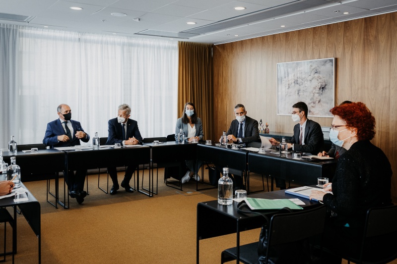 Von links: Nationalratspräsident Wolfgang Sobotka (V), Nationalrasabgeordneter Reinhold Lopatka (V) während der Aussprache mit der ECDC-Direktorin Andrea Ammon (rechts)