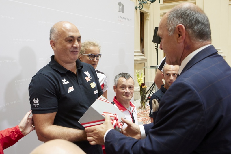 Geschenkübergabe durch Nationalratspräsident Wolfgang Sobotka (ÖVP) an Bil Marinkovic