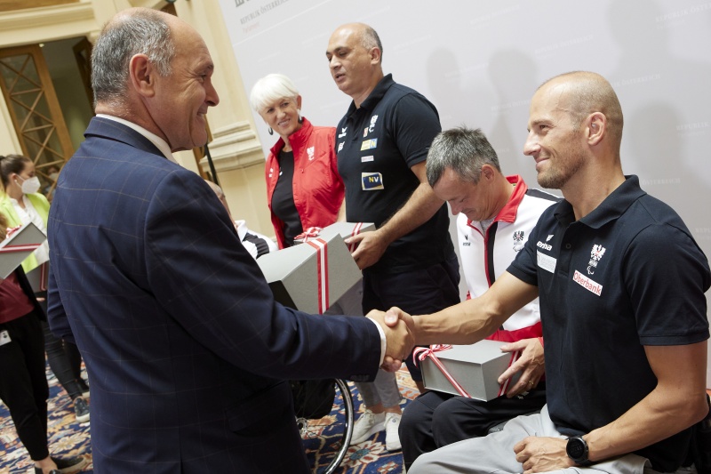 Geschenkübergabe durch Nationalratspräsident Wolfgang Sobotka (ÖVP) an Florian Brungraber