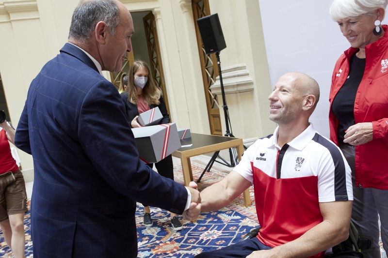 Geschenkübergabe durch Nationalratspräsident Wolfgang Sobotka (ÖVP) an Alexander Gritsch