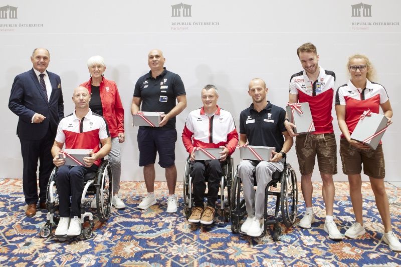 Gruppenfoto von links: Nationalratspräsident Wolfgang Sobotka (ÖVP), Alexander Gritsch, ÖPC Präsidentin Maria Rauch-Kallat, Bil Marinkovic, ÖP Teilnehmer, Florian Brungraber, Alexander Onea, Janina Falk