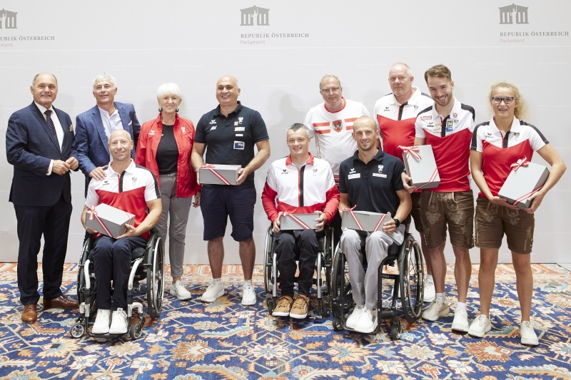 Gruppenfoto von links: Nationalratspräsident Wolfgang Sobotka (ÖVP), Erwin Vögele, Alexander Gritsch, ÖPC Präsidentin Maria Rauch-Kallat, Bil Marinkovic, ÖP Teilnehmer, Teilnehmer, Florian Brungraber, Gottfried Müllner, Alexander Onea, Janina Falk