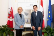 Fahnenfoto. Von links: Rechnungshofpräsidentin Margit Kraker, Bundesratspräsident Peter Raggl (ÖVP)
