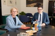 Aussprache Von links: Rechnungshofpräsidentin Margit Kraker, Bundesratspräsident Peter Raggl (ÖVP)