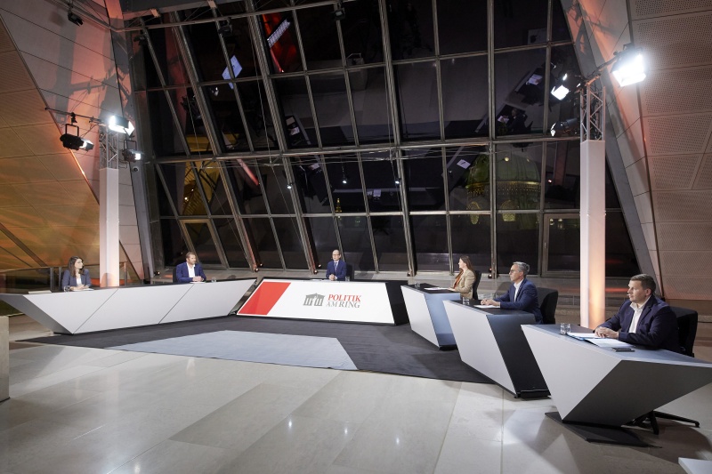 Von links: Nationalratsabgeordnete Julia Elisabeth Herr (SPÖ), Nationalratsabgeordneter Clemens Stammler (GRÜNE), Marianne Penker BOKU – Institut für Nachhaltige Wirtschaftsentwicklung,  Gerald Groß, Nationalratsabgeordnete Karin Doppelbauer (NEOS), Nationalratsabgeordneter Georg Strasser (ÖVP), Nationalratsabgeordneter Peter Schmiedlechner (FPÖ)