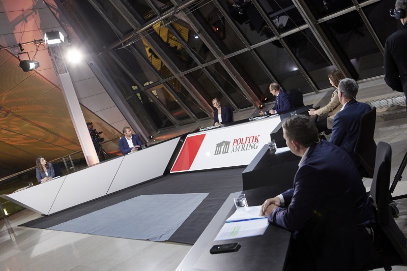 Von links: Nationalratsabgeordnete Julia Elisabeth Herr (SPÖ), Nationalratsabgeordneter Clemens Stammler (GRÜNE), Marianne Penker BOKU – Institut für Nachhaltige Wirtschaftsentwicklung,  Gerald Groß, Nationalratsabgeordnete Karin Doppelbauer (NEOS), Nationalratsabgeordneter Georg Strasser (ÖVP), Nationalratsabgeordneter Peter Schmiedlechner (FPÖ)