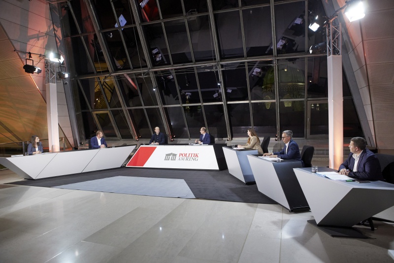 Von links: Nationalratsabgeordnete Julia Elisabeth Herr (SPÖ), Nationalratsabgeordneter Clemens Stammler (GRÜNE), Franziskus Forster Sprecher der Österreichische Berg- und KleinbäuerInnen Vereinigung/Via Campesina, Gerald Groß, Nationalratsabgeordnete Karin Doppelbauer (NEOS), Nationalratsabgeordneter Georg Strasser (ÖVP), Nationalratsabgeordneter Peter Schmiedlechner (FPÖ)