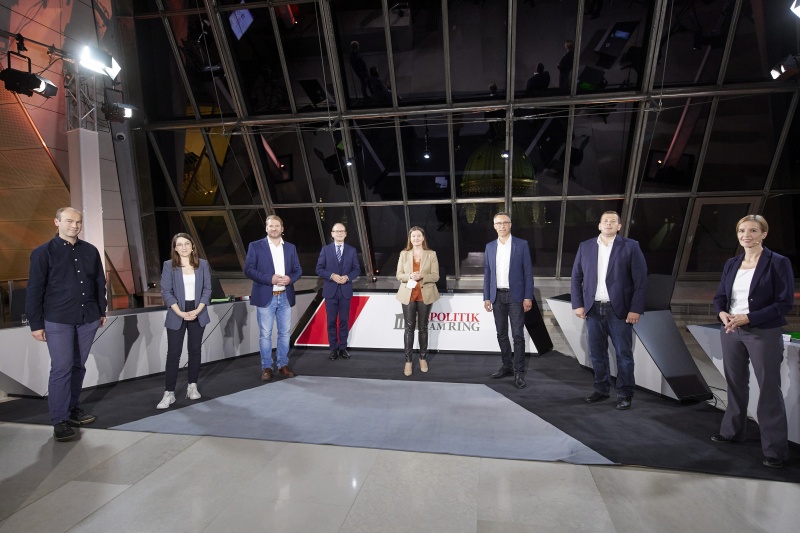 Von links: Franziskus Forster Sprecher der Österreichische Berg- und KleinbäuerInnen Vereinigung/Via Campesina, Nationalratsabgeordnete Julia Elisabeth Herr (SPÖ), Nationalratsabgeordneter Clemens Stammler (GRÜNE), Gerald Groß, Nationalratsabgeordnete Karin Doppelbauer (NEOS), Nationalratsabgeordneter Georg Strasser (ÖVP), Nationalratsabgeordneter Peter Schmiedlechner (FPÖ), Marianne Penker BOKU – Institut für Nachhaltige Wirtschaftsentwicklung