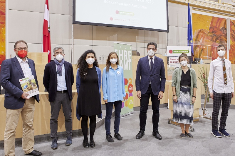 Von links: Reinhard Heiserer Jugend Eine Welt, Friedbert Ottacher, Tamia Alcázar WelitWegWeiser, Sophia Stanger WeltWegWeiser, Bundesratspräsident Peter Raggl (ÖVP), Susanne Gahleitner Braveaurora, Florian Brandstätter Internationaler Freiwilligeneinsätze CÖ gGmbG