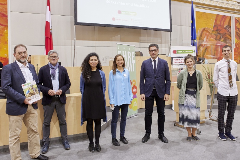 Von links: Reinhard Heiserer Jugend Eine Welt, Friedbert Ottacher, Tamia Alcázar WelitWegWeiser, Sophia Stanger WeltWegWeiser, Bundesratspräsident Peter Raggl (ÖVP), Susanne Gahleitner Braveaurora, Florian Brandstätter Internationaler Freiwilligeneinsätze CÖ gGmbG