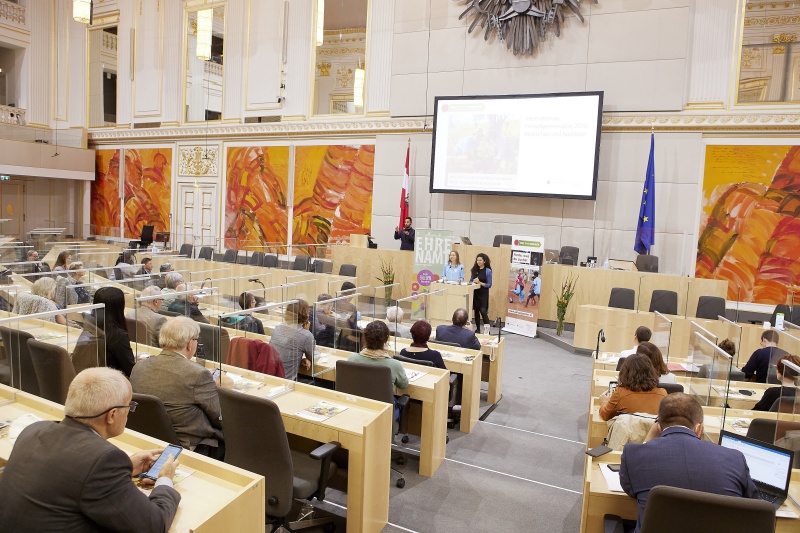 Präsentation des Berichts durch Sophia Stanger WeltWegWeiser und Tamia Alcázar WelitWegWeiser