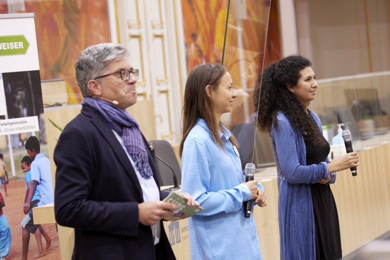 Frage & Antwort Publikumsrunde - von links: Friedbert Ottacher, Sophia Stanger WeltWegWeiser, Tamia Alcázar WelitWegWeiser