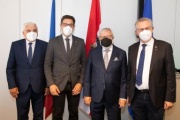 Fahnenfoto. Von links: Jiri Vosecky, Senator, Bundesratspräsident Peter Raggl (ÖVP), Jiri Oberfalzer, Senator, Bundesrat Martin Preineder (ÖVP)