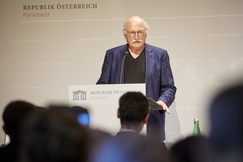 Moderation durch Lois Lammerhuber Verleger, Organisator des Global Peace Photo Award