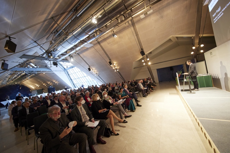 Eröffnungsworte von Bundesratspräsident Peter Raggl (ÖVP). Blick auf das Publikum