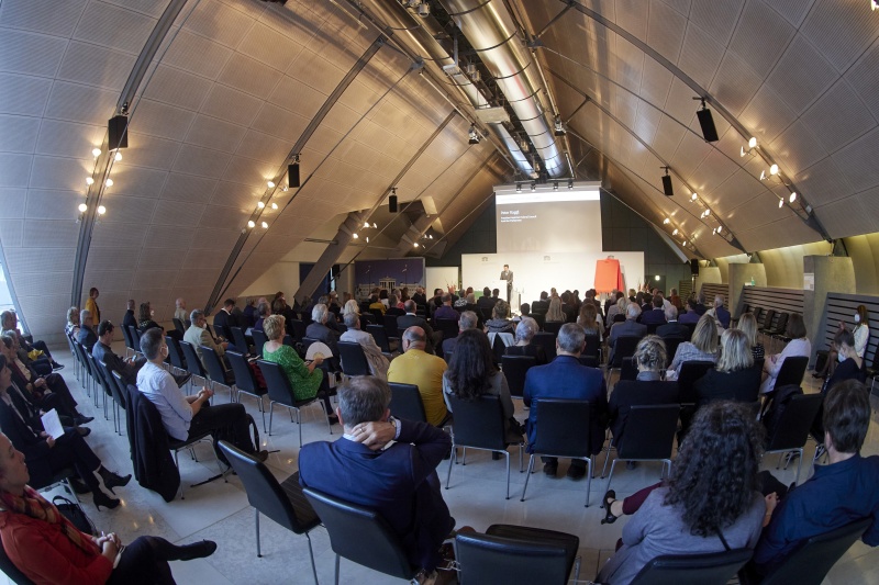 Eröffnungsworte von Bundesratspräsident Peter Raggl (ÖVP). Blick auf das Publikum
