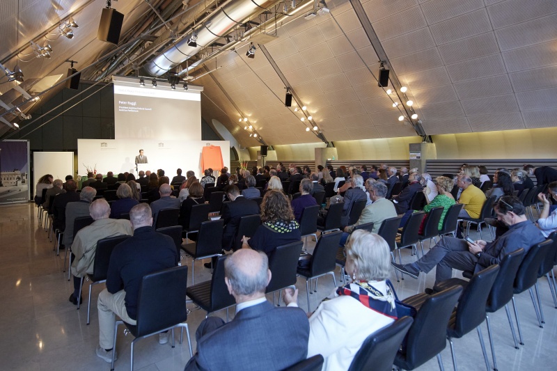 Eröffnungsworte von Bundesratspräsident Peter Raggl (ÖVP). Blick auf das Publikum