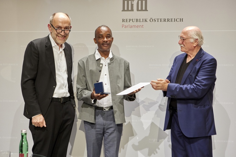 Von links:  Peter Matthias Gaede Autor, Chefredakteur GEO 1994 – 2014, Emeke Obanor Peace Photo Award 2020,  Lois Lammerhuber Verleger, Organisator des Global Peace Photo Award