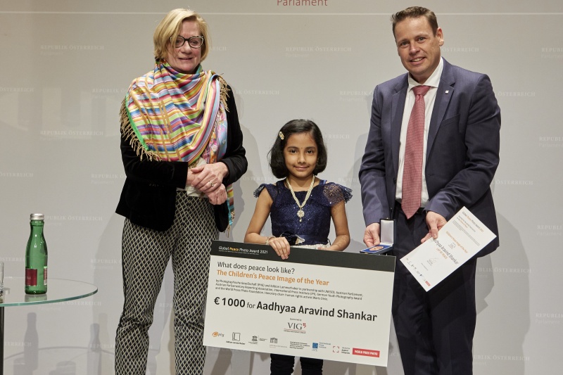Von links: Barbara Grötschnig Head of Spnsoring Vienna Insurance Group,  Aadhyaa Aravind Shanar the Children´s Peace Image of the Year 2021, Gerhard Lahner Member of the Managing Board (COO) Vienna Insurance Group