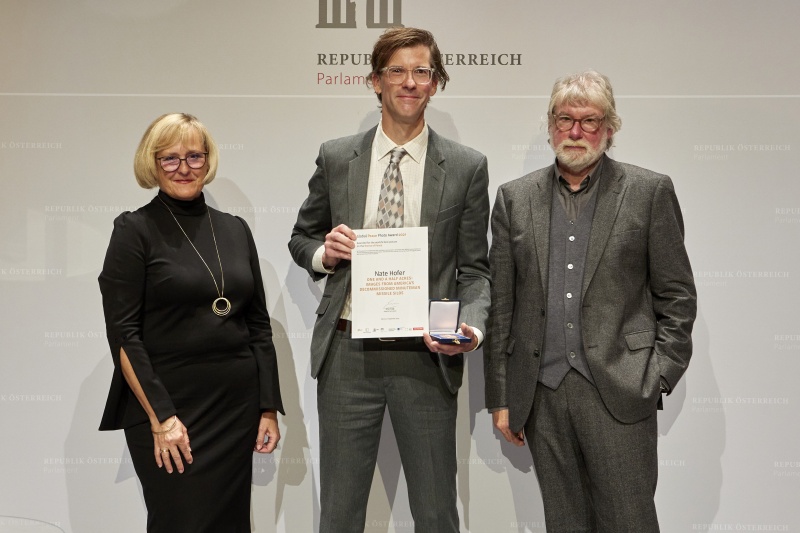 Von links: Claudia Dannhauser Vorsitzende der Vereinigung der Parlamentsredakteur:Innen, Nate Hofer Global Peace Photo Award 2021, Rolf Nobel Professor of photography, Photo gallery GAF Hannover