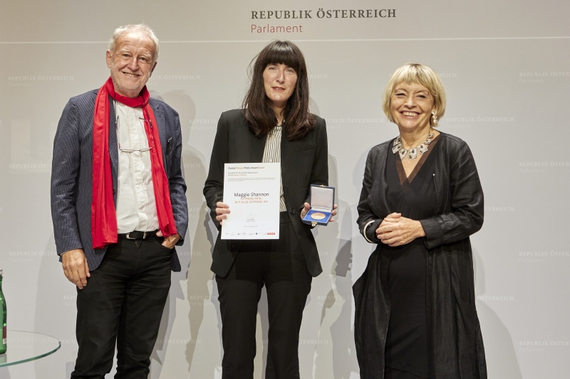 Von links: Gerd Ludwig National Geographic Creative, Maggie Shannon Global Peace Photo Award 2021, Gisela Kayser Freundeskreis Willy-Brandt-Haus e.V.