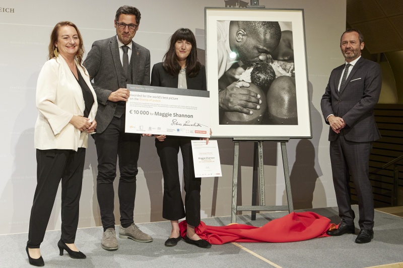 Von links: Silvia Lammerhuber Managing Direktor Edition Lammerhuber,  Bundesratspräsident Peter Raggl (ÖVP), Maggie Shannon Global Peace Photo Award 2021,, Eric Falt UNESCO Assistant Director General 2010 – 2018, UNESCO New Delhi, India