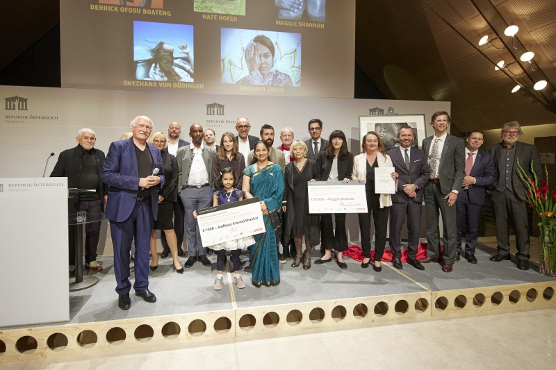 Gruppenfoto mit Bundesratspräsident Peter Raggl (ÖVP) und Lois Lammerhuber Verleger, Organisator des Global Peace Photo Award